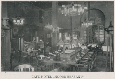 712834 Foto van het café van het Hotel Noord-Brabant (Vredenburg 3) te Utrecht, gepubliceerd in een brochure uitgegeven ...